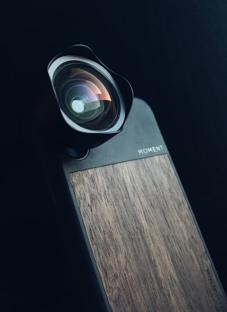 additional camera lence that can be attached to a smartphone