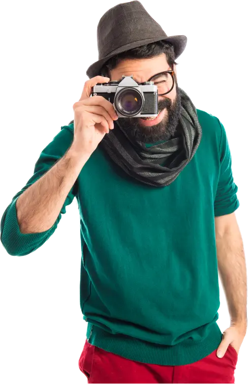 Fotógrafo com câmera retrô, chapéu e pulôver verde