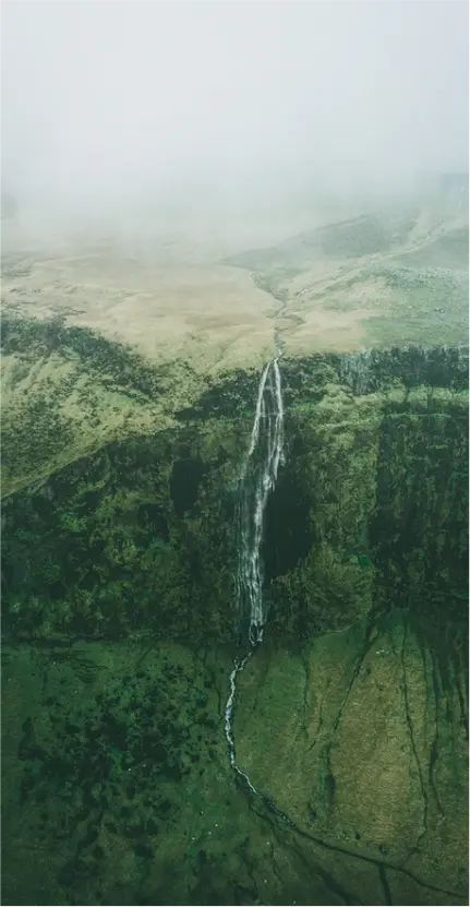 Krajobraz z wodospadem we wnętrzu Islandii