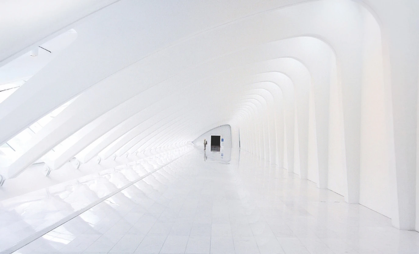 белый длинный коридор