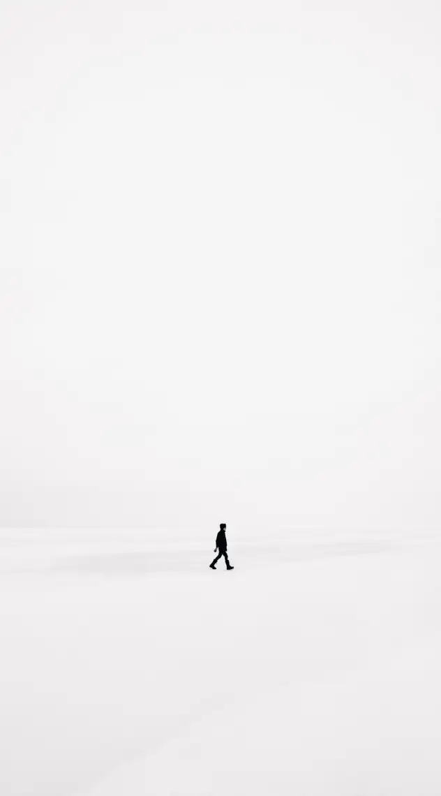 Homme marchant dans la neige