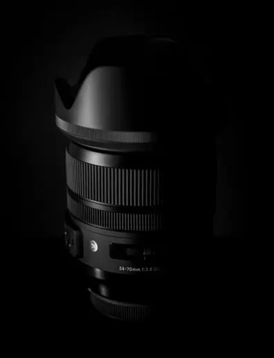 uma lente de câmera profissional usada para paisagens distantes e retratos detalhados