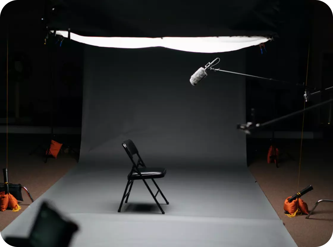 estúdio fotográfico e uma cadeira parada no meio da sala
