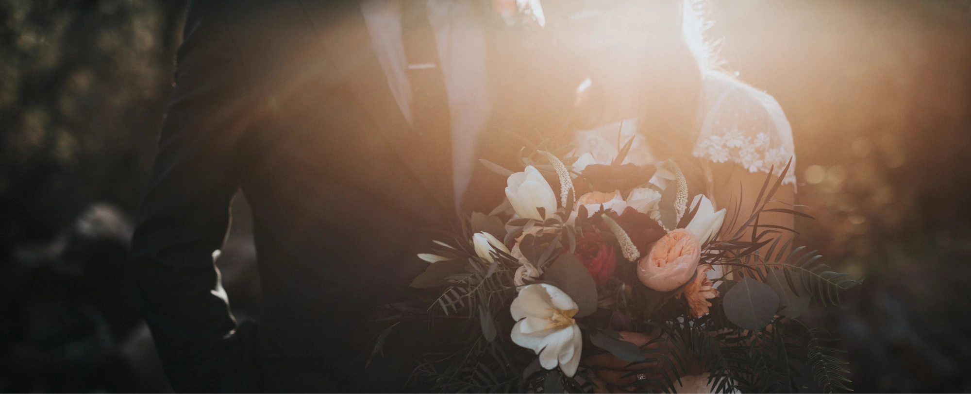 زوجان يتزوجان في صورة زفاف مع باقة زهور