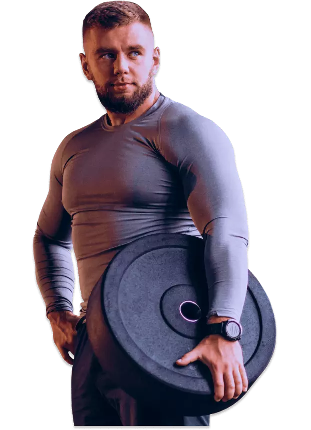 un profesor de gimnasia musculoso con sudadera gris sosteniendo una barra