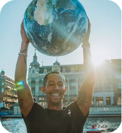L'homme tient un grand globe de la planète Terre au-dessus de sa tête.  La force et l'interaction des côtés sont réversibles.