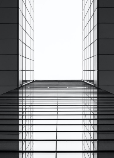 Espaceway entre deux bâtiments en verre simetrical