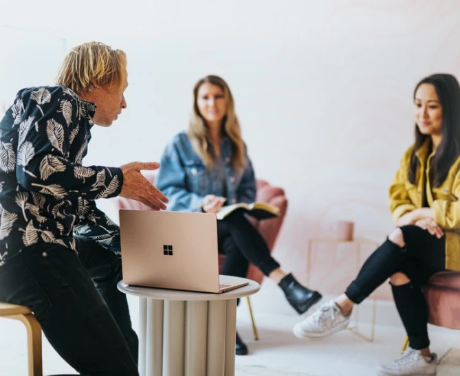 un gruppo di persone che discutono