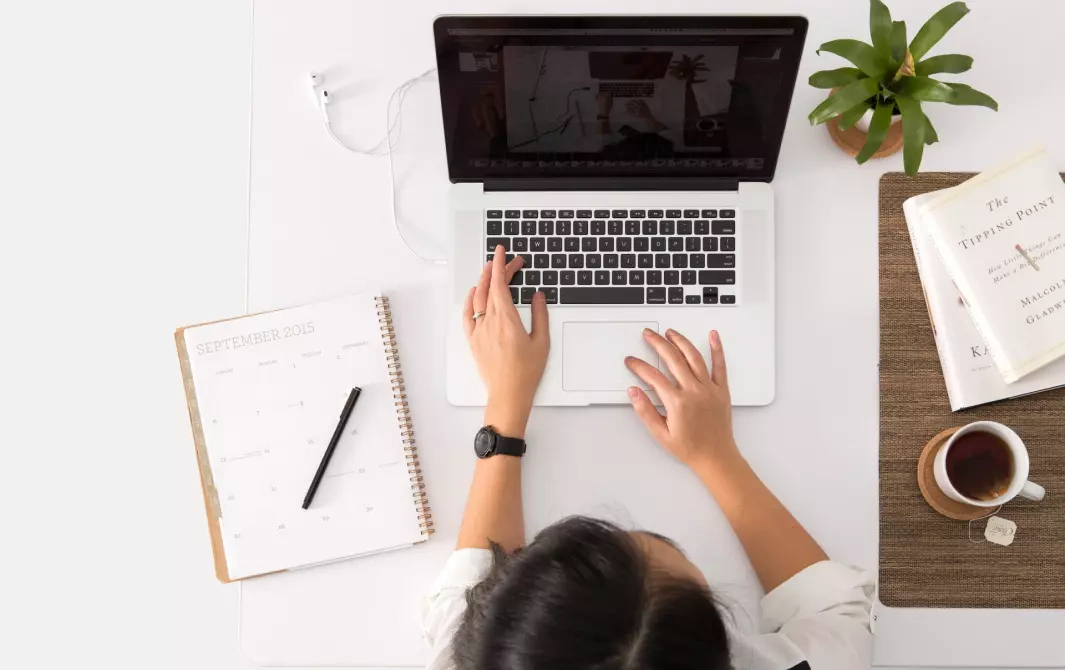 Ragazza che lavora su un computer portatile