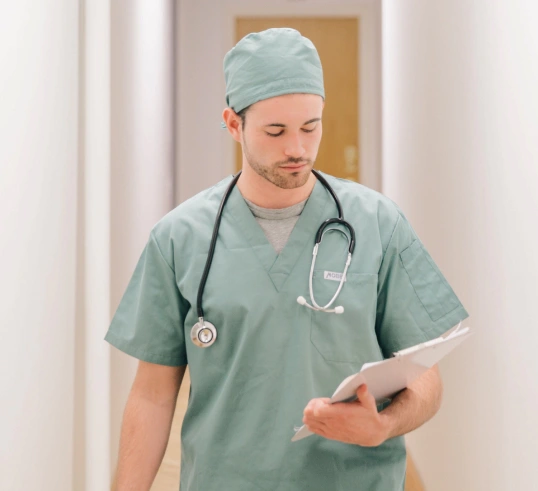 une photo d'un médecin en train de lire