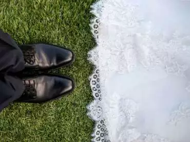 sapatos masculinos e vestido de noiva