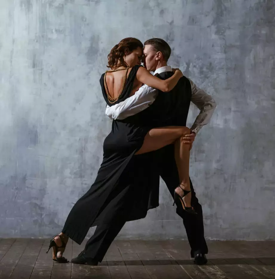 رجل وفتاة يرقصان السالسا