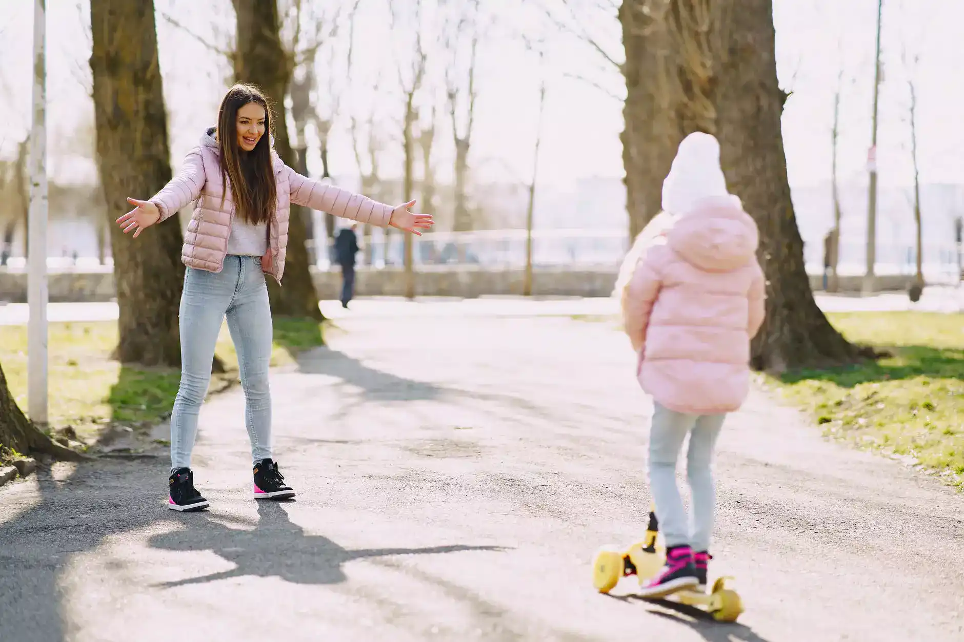 dwie dziewczyny spacerujące po parku