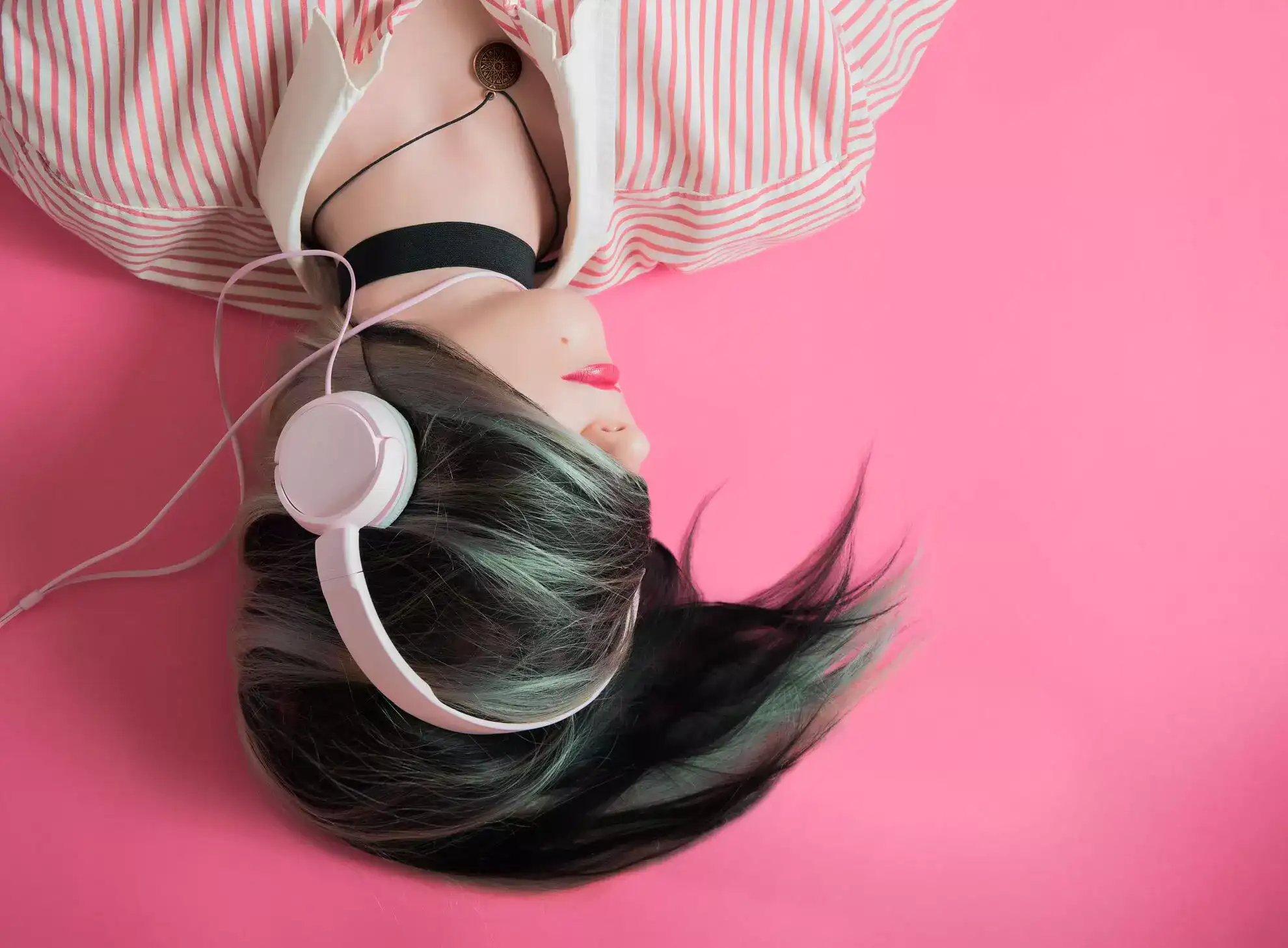 dziewczyna z różowymi słuchawkami