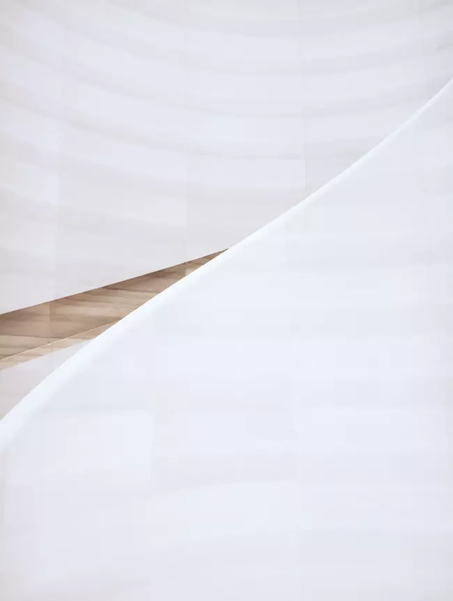 Дизайн лестницы в белом стиле