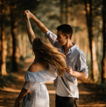 une photo d'un couple posant pour une photo dans une forêt