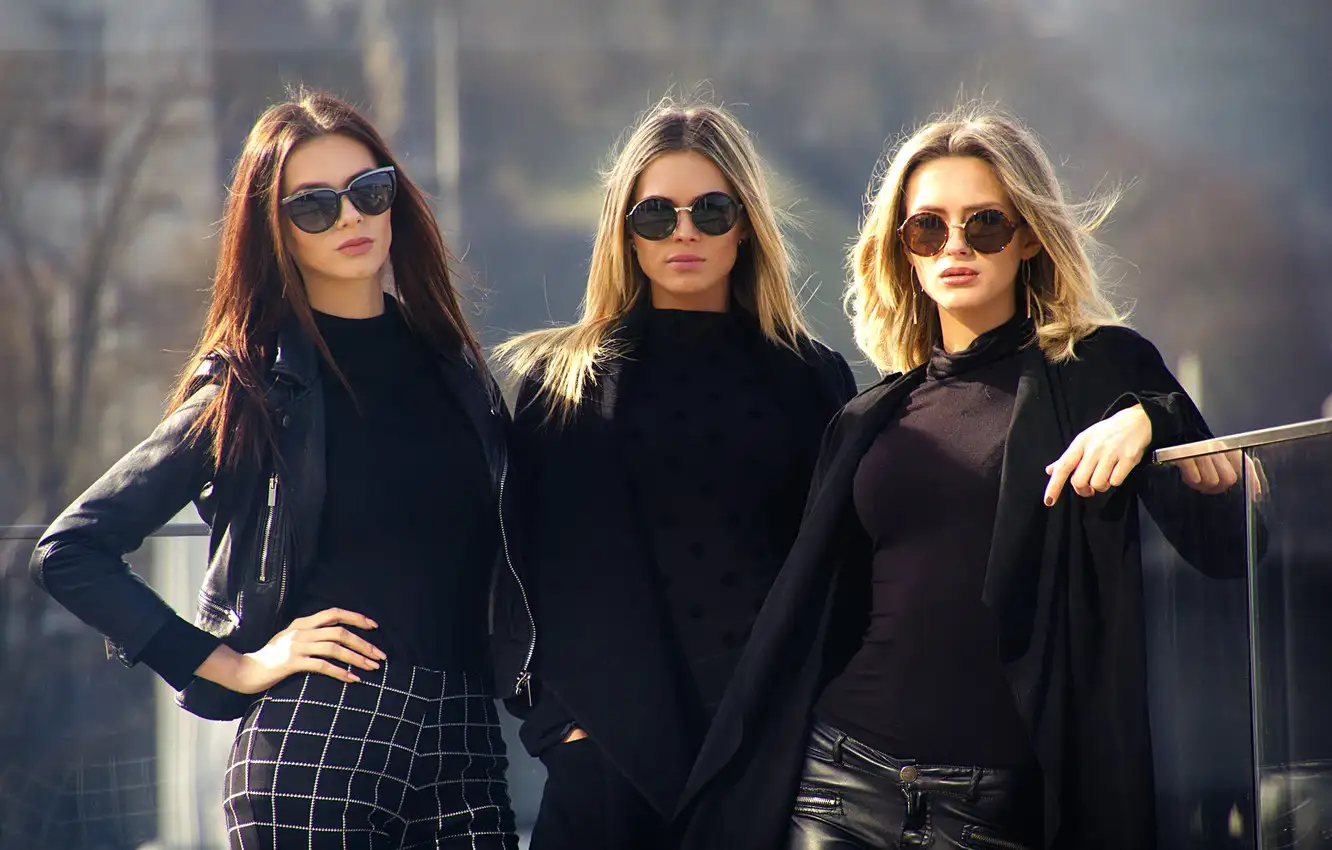 trzy dziewczyny w ciemnych ubraniach
