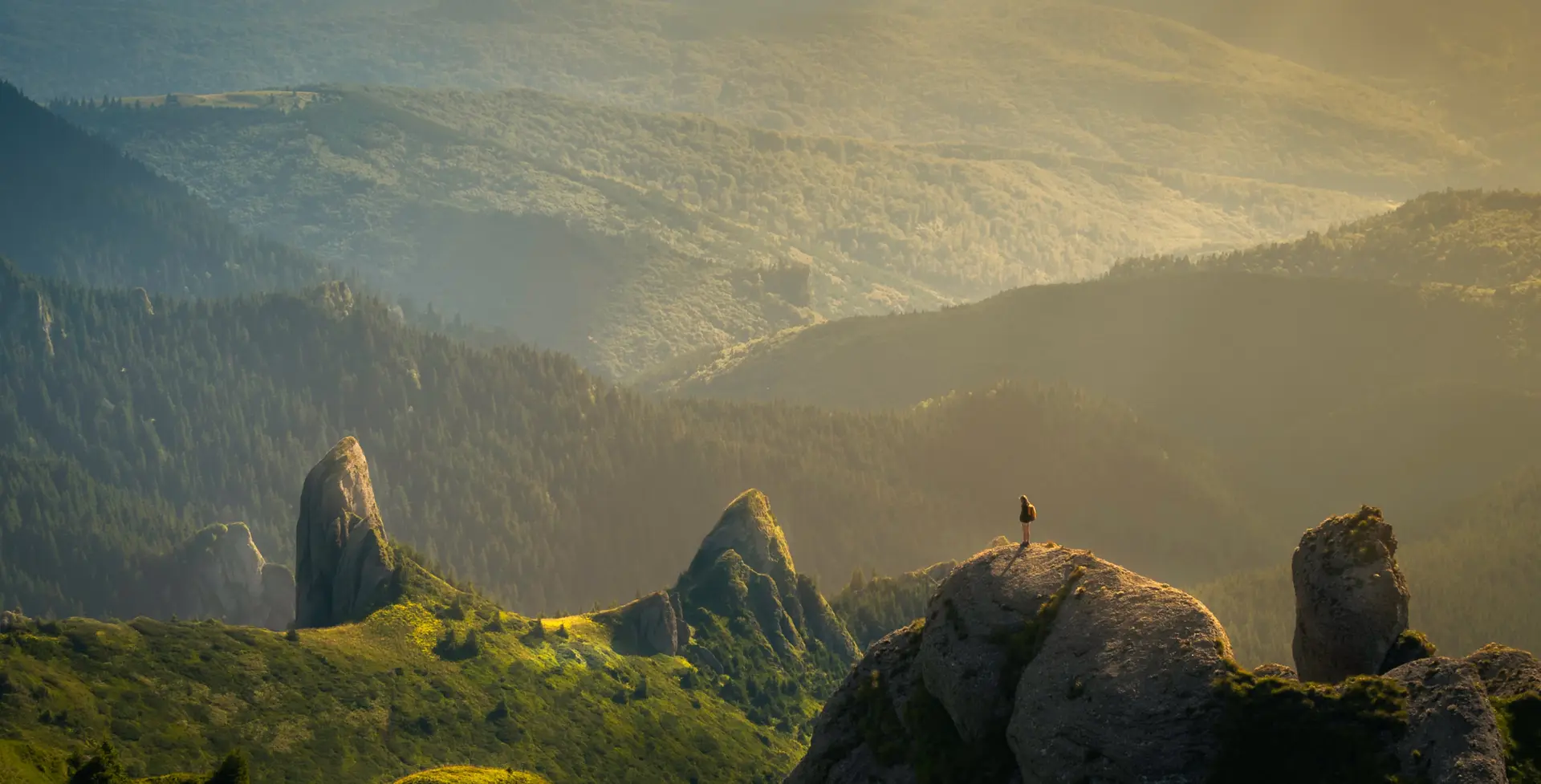 رجل يقف على الجبل