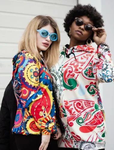 duas meninas em roupas coloridas