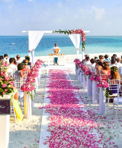 حفل زفاف على البحر