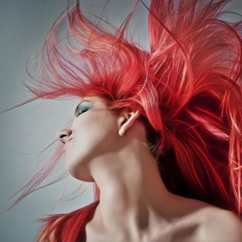 una chica con el pelo rojo