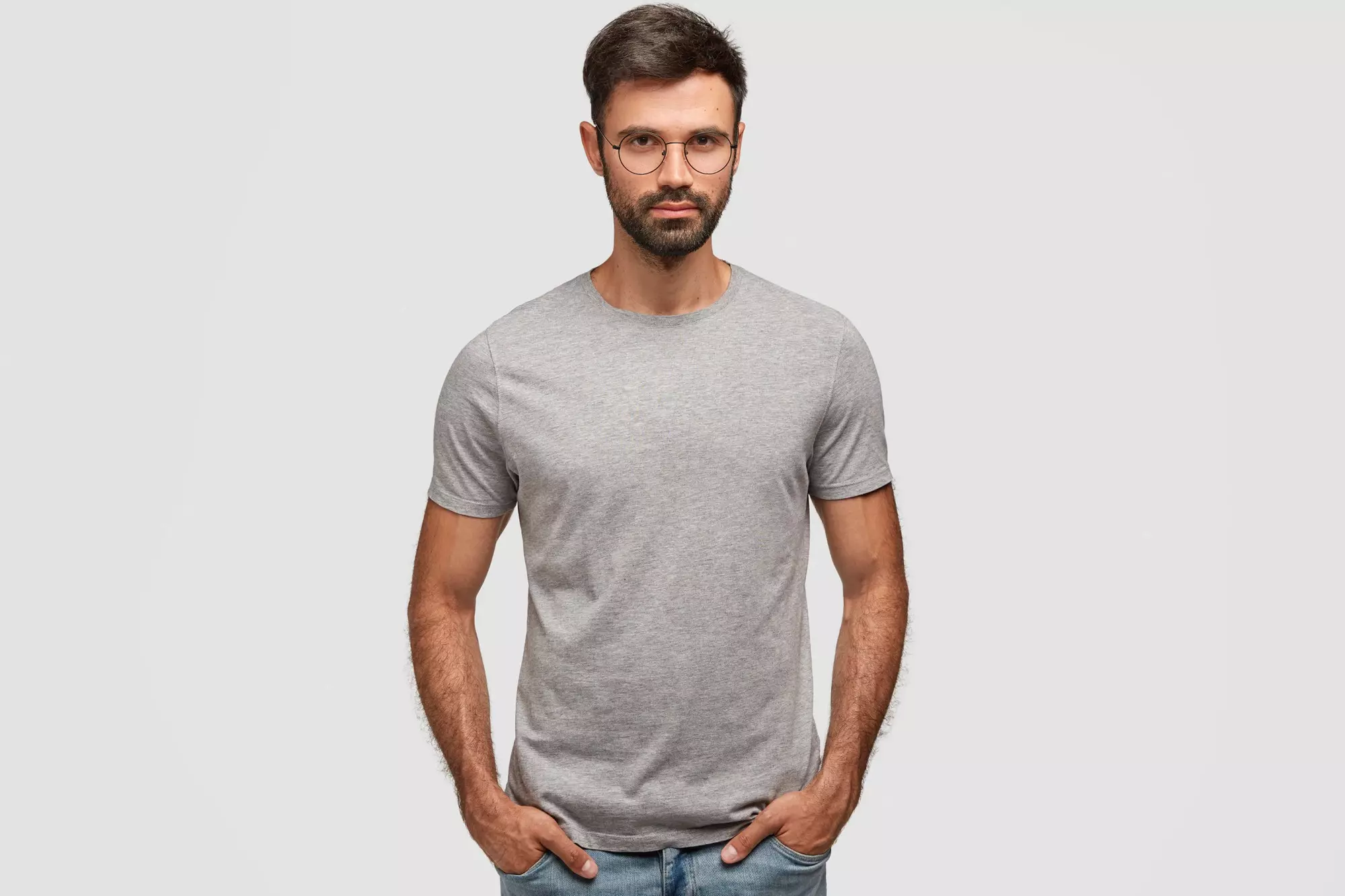 ein Mann in grauem T-Shirt und Brille