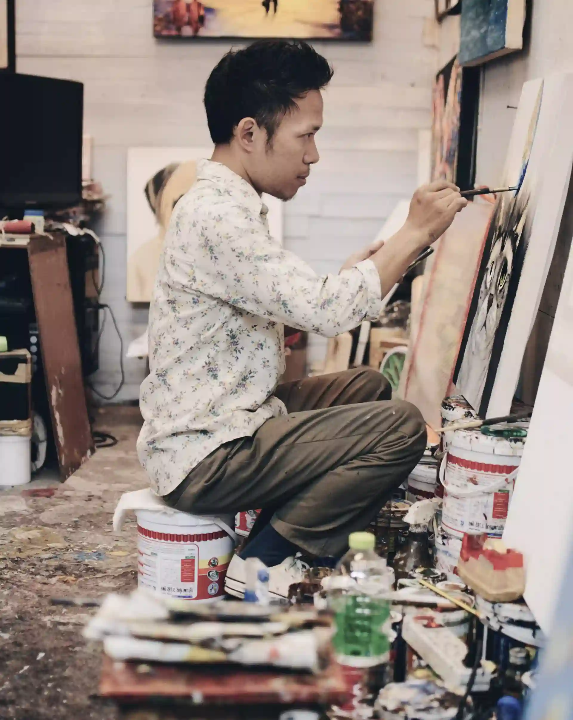 Hombre pintando sobre lienzo