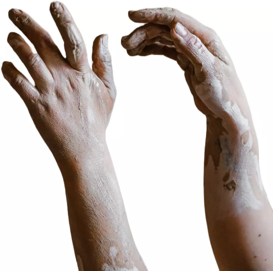 imagen de manos en pintura