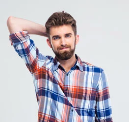 un homme avec une barbe dans une chemise