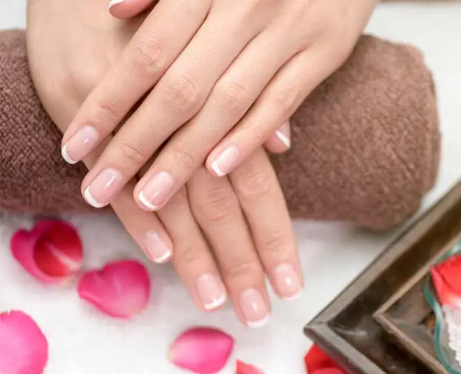 uma menina com unhas cor de rosa