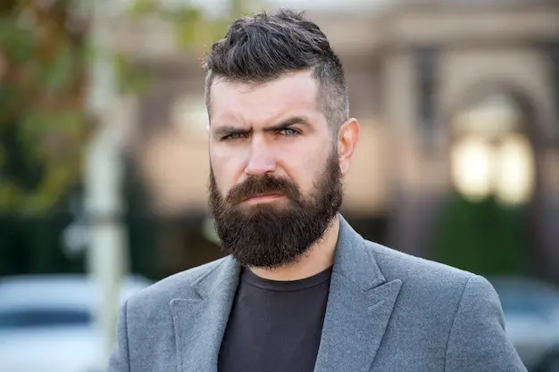 um homem com barba em um terno