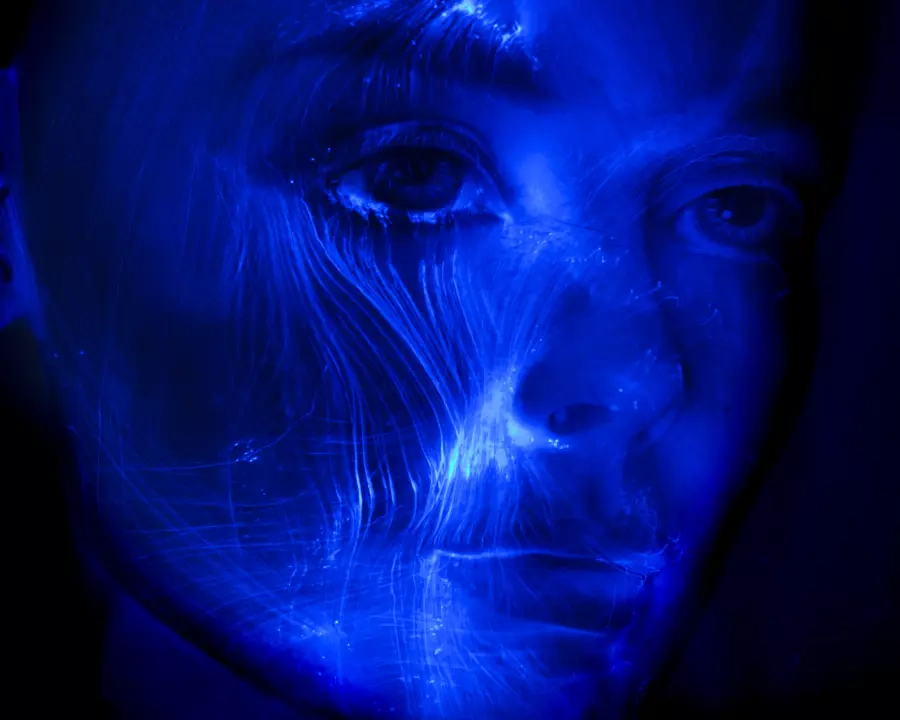 Gesicht des Mädchens im blauen Licht