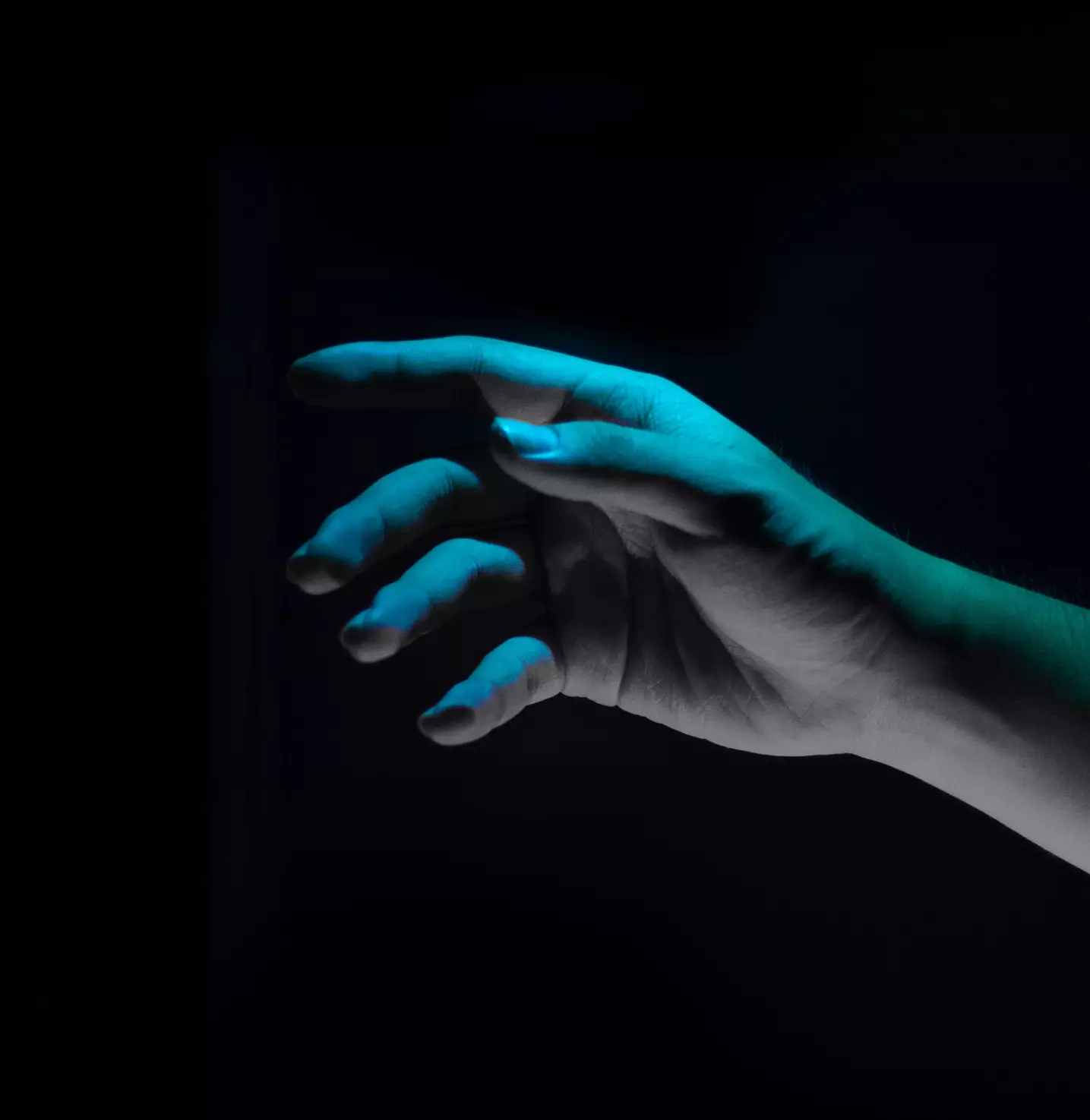 Hand unter Neonlicht