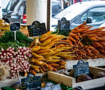 a photo of a vegetables shop