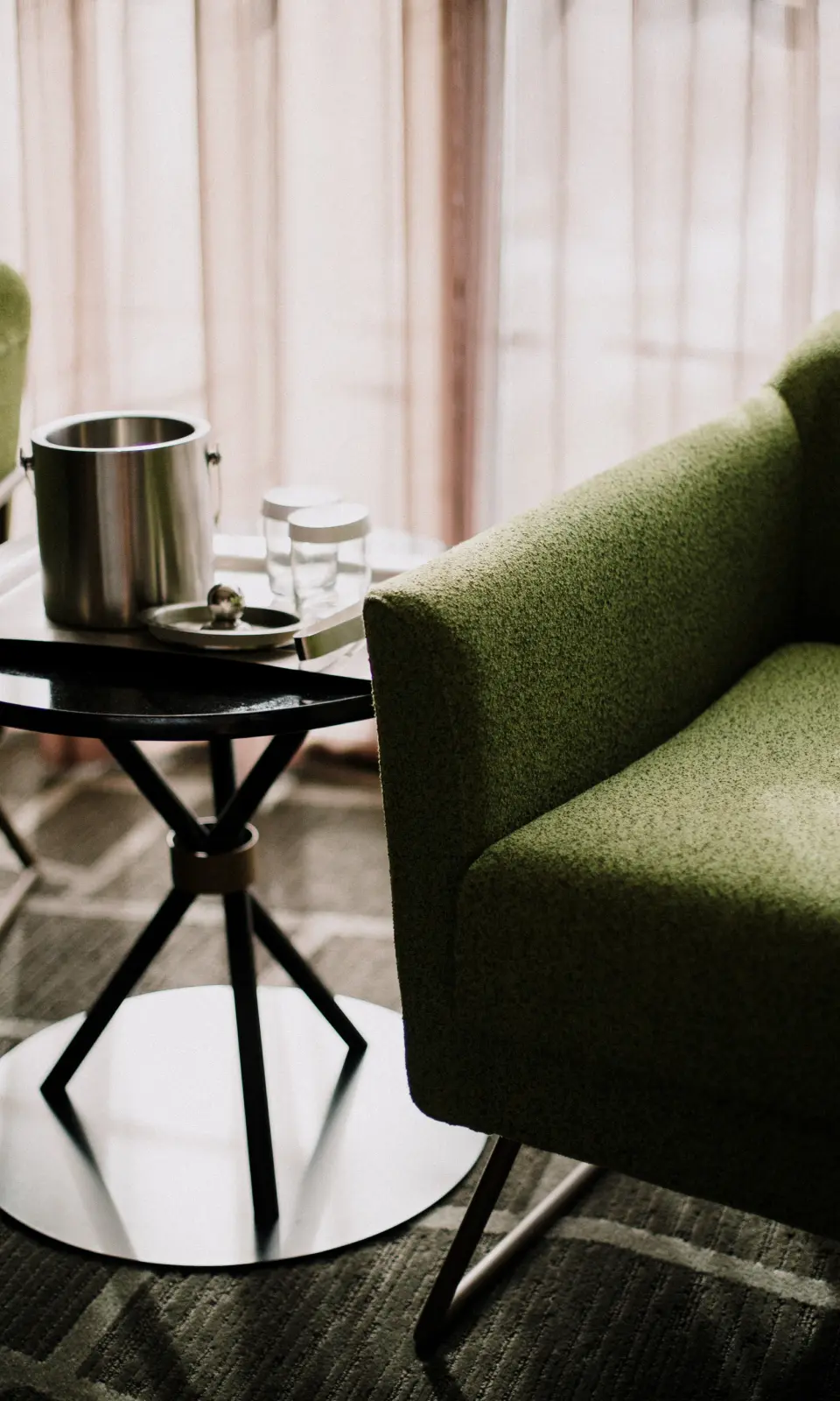 غرفة مع كرسي بذراعين أخضر