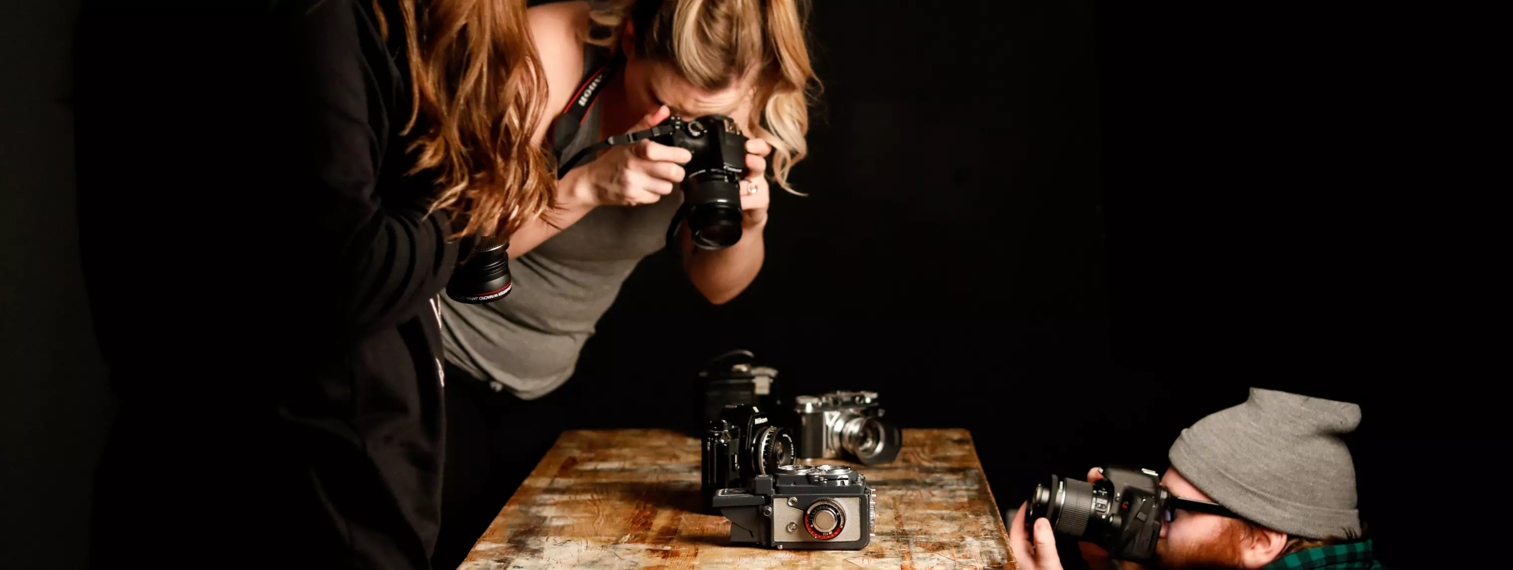 Le persone scattano foto