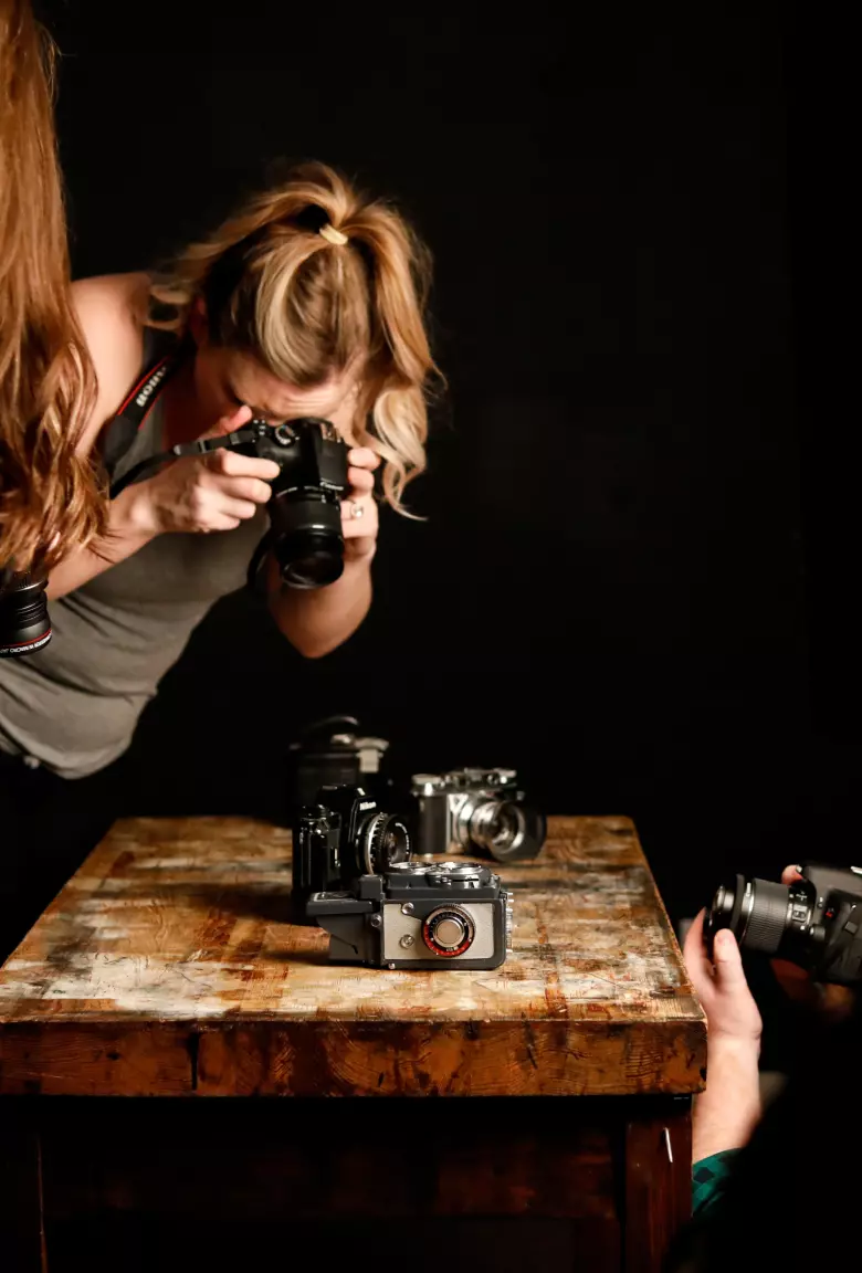 Le persone scattano foto