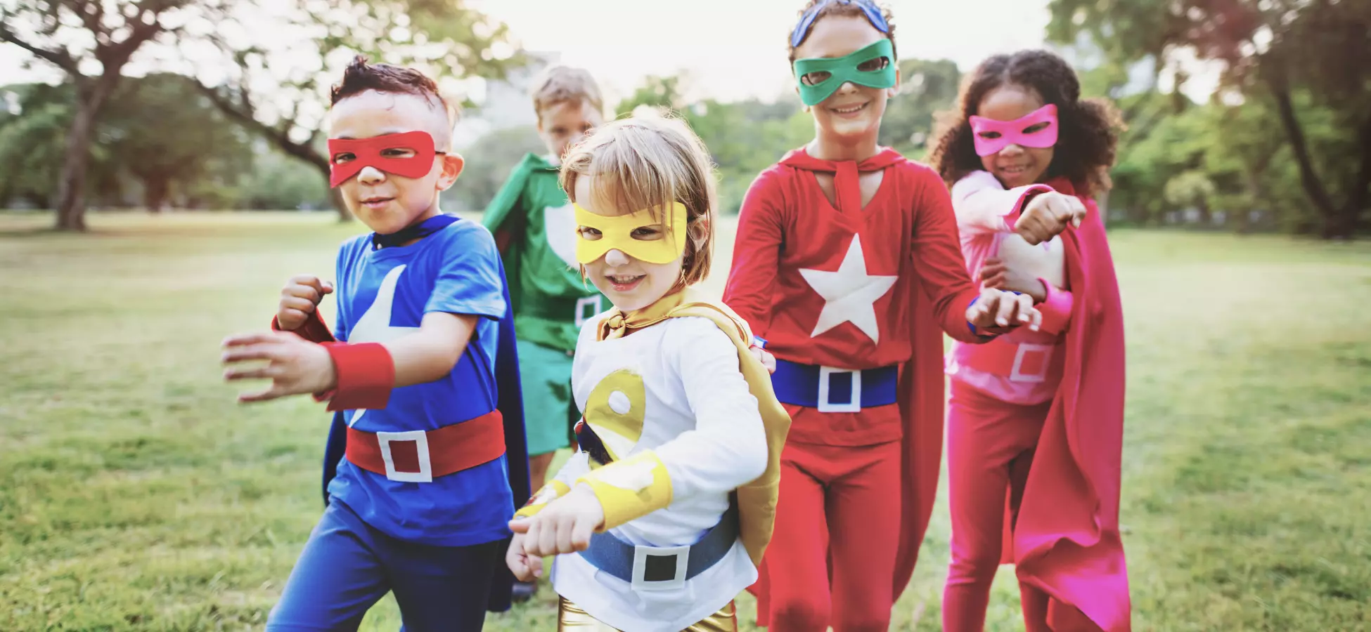 Crianças vestidas de super-heróis