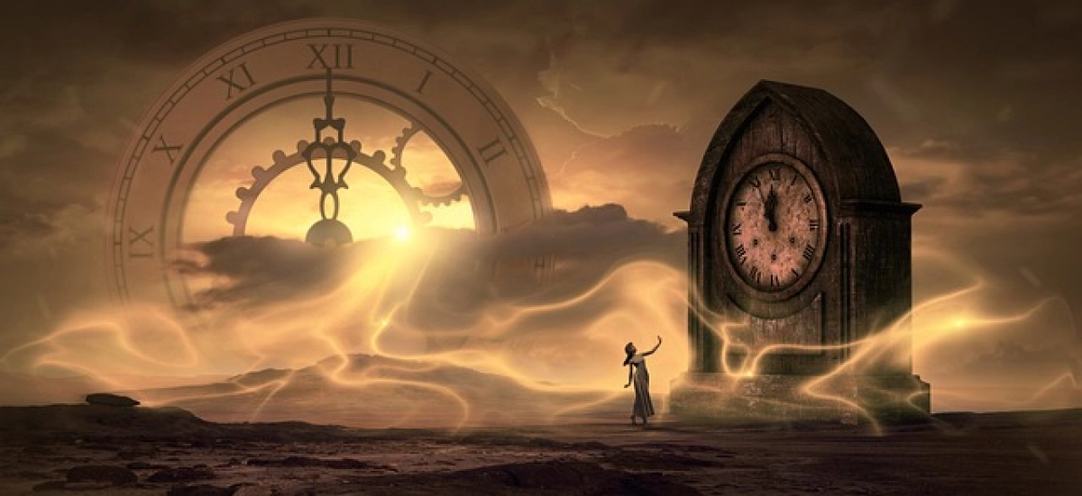 Una mujer parada frente a un gran reloj de pie cuando el segundo es visible en la distancia.