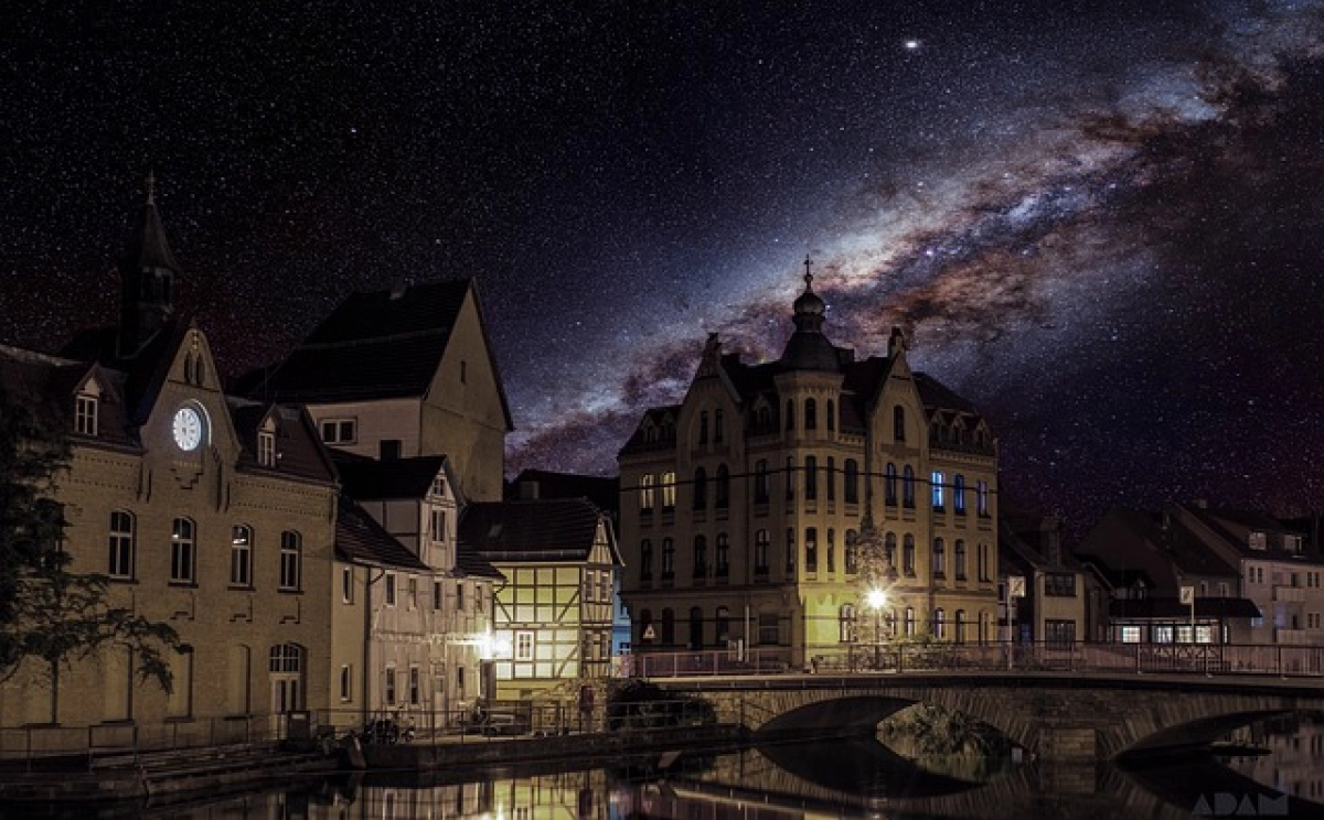 Die Stadt vor dem Hintergrund der Galaxie