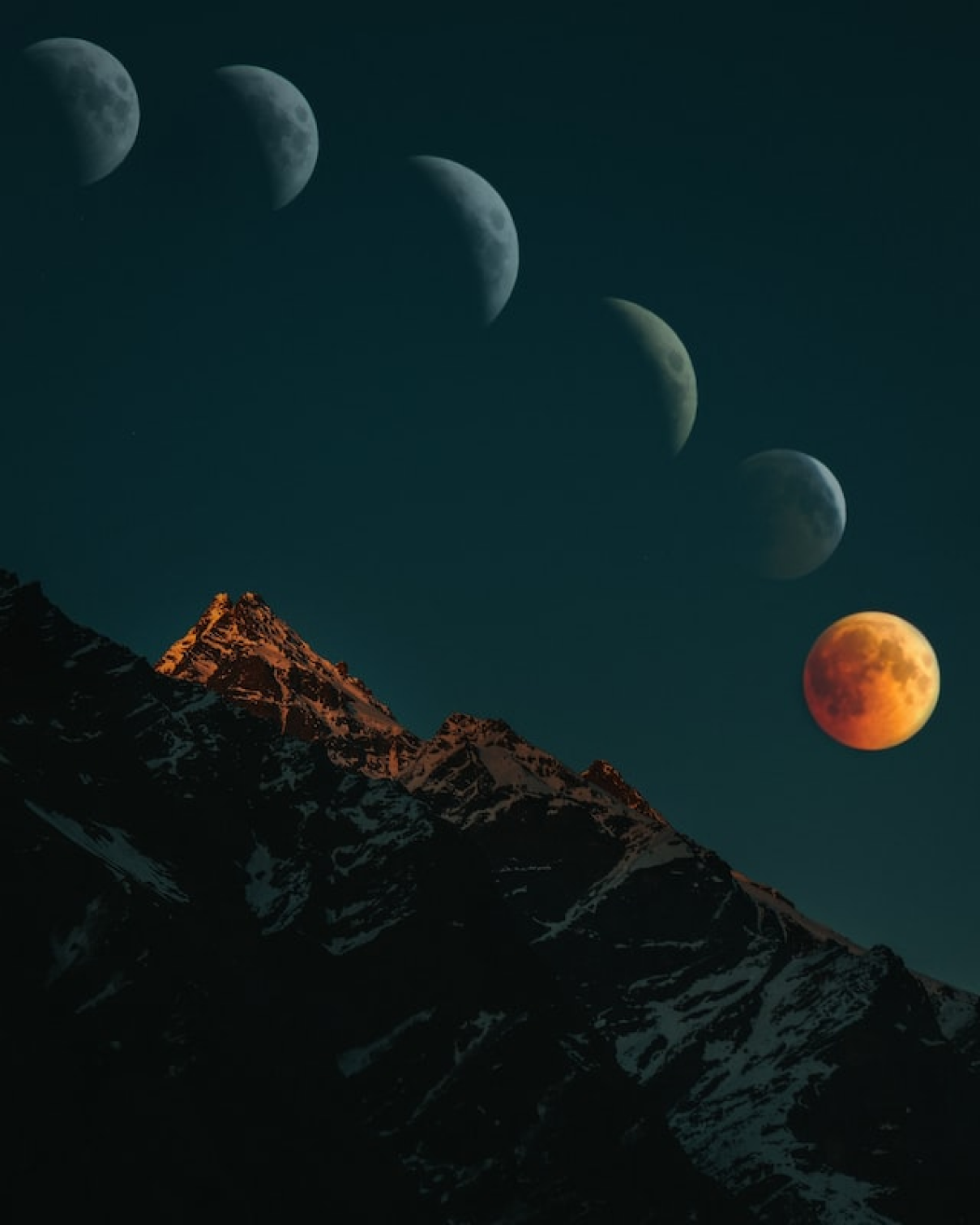 Montañas con paisaje de las diferentes fases de la luna