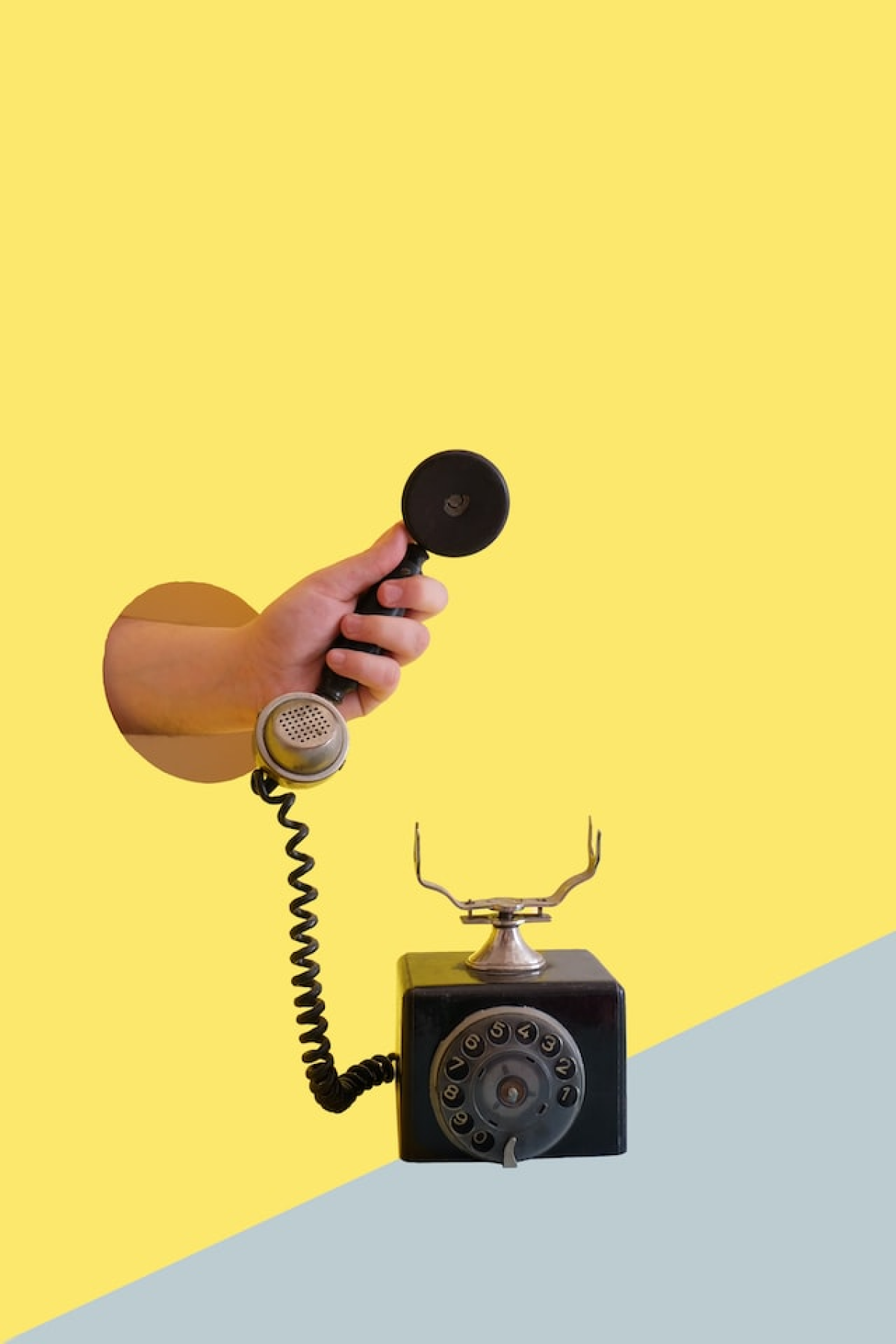 Gráfico amarillo y verde con una mano saliendo de un agujero y sosteniendo un teléfono