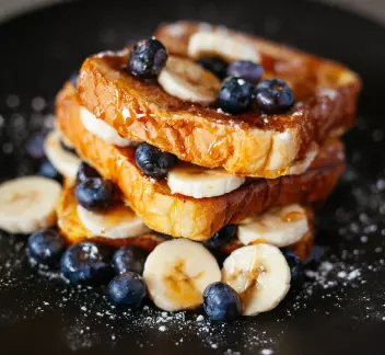 Bread with banana and blueberries