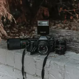 una cámara con una lente