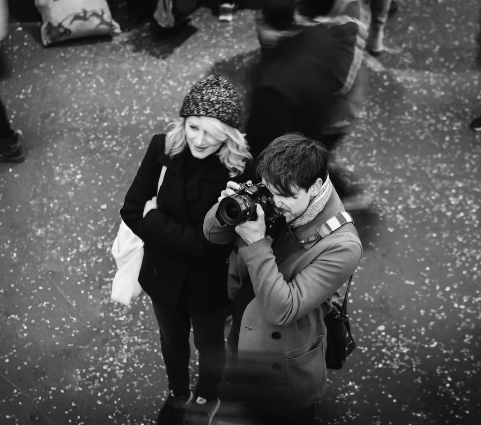 um homem com uma câmera e uma garota ao lado dele