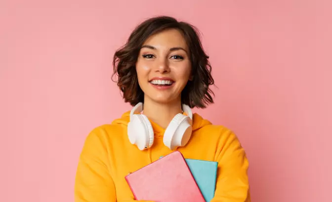 une fille avec une coupe de cheveux courte