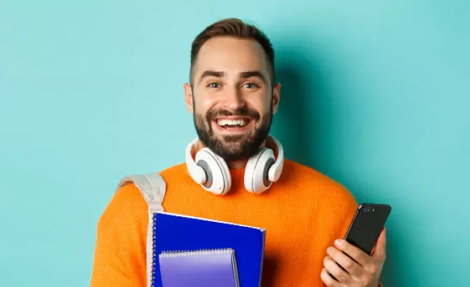 un homme avec une barbe sourit