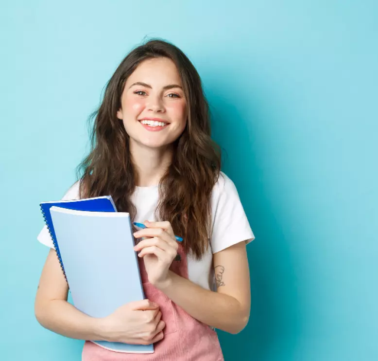 une fille avec un sac et des cahiers à la main