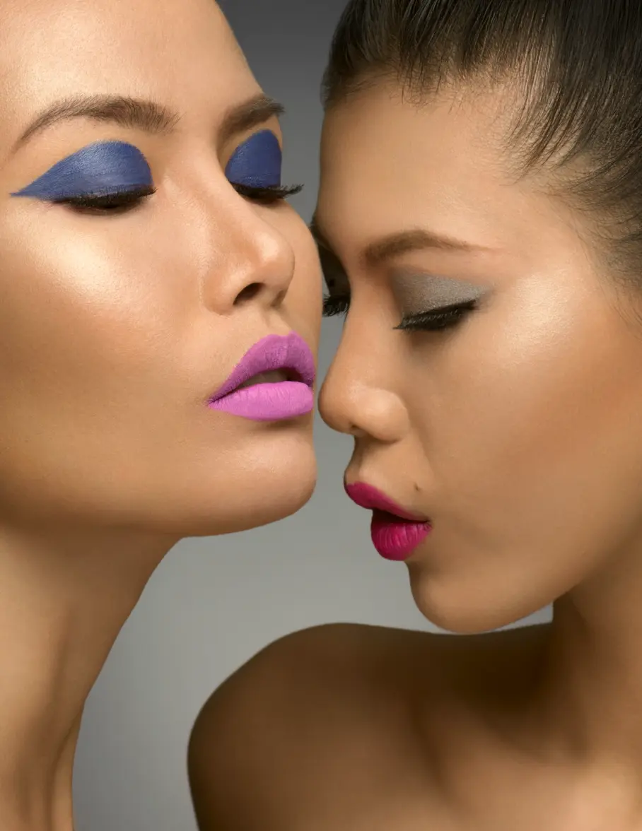 deux filles avec un maquillage brillant