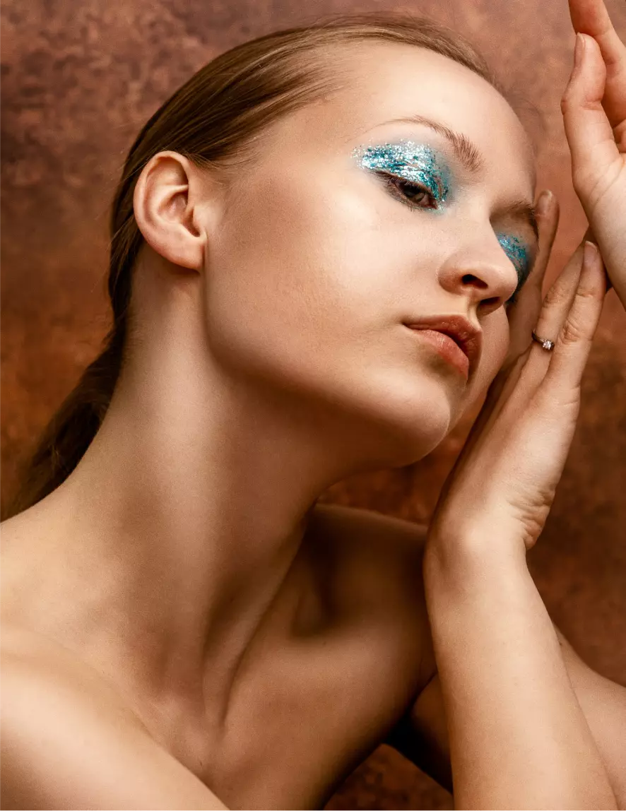 ein Mädchen mit blauem Make-up auf den Augen